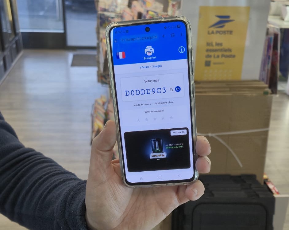 Un client récupère son impression dans un tabac